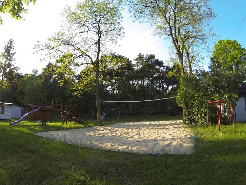 Boisko do siatkówki na terenie ośrodka