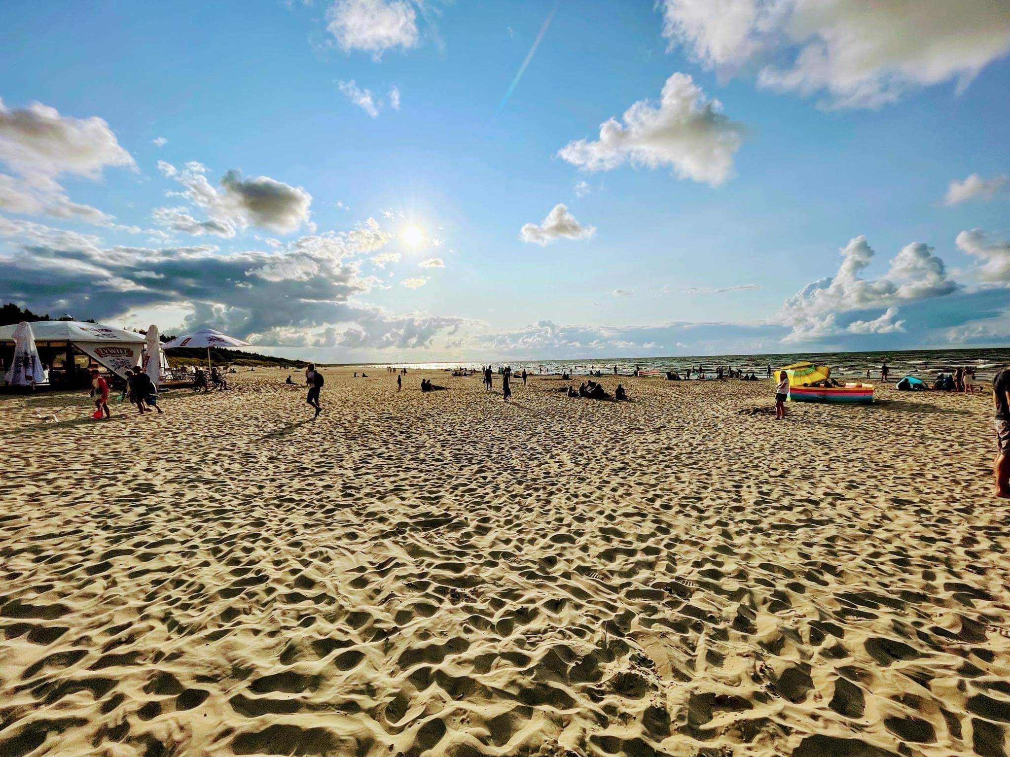 Szeroka plaża w Jantarze nad Morzem Bałtyckim